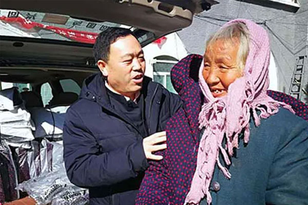 大奖国际“敬老日”为老人送温暖