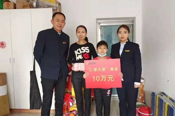 大奖国际仁爱天使捐助重型再生障碍性血虚的钟梓萌