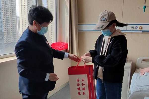 大奖国际仁爱天使捐助患有多发性骨髓瘤的李小彦