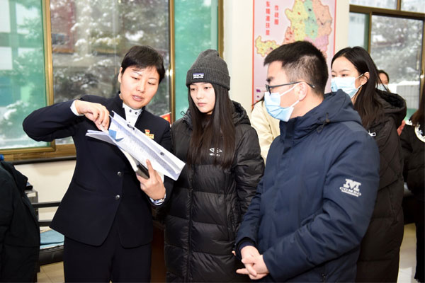 大奖国际党委书记宋丽莉先容企业扶贫事情